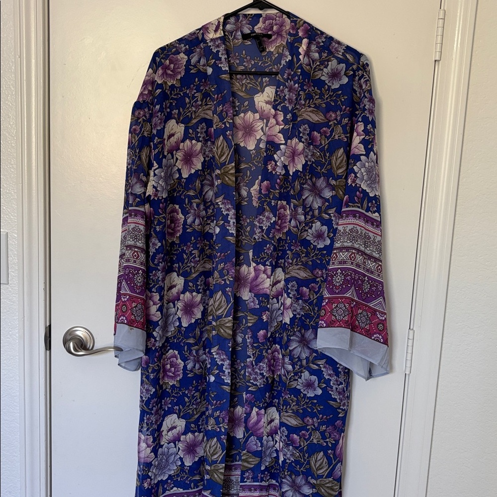 ⭐️ 4 for $20 - Bundle and save!!⭐️
Forever 21 Purple and Blue Floral Kimono